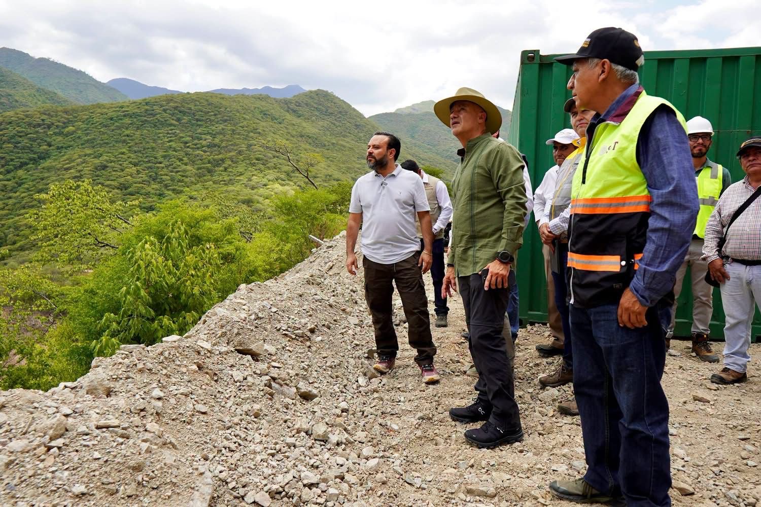 Jesús Romero y titular de SICT, Jesús Antonio Esteva, supervisan rehabilitación del Puente El Tornillo en la autopista Mitla-Tehuantepec